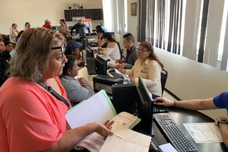 Más de 200 personas acuden a realizar trámites de rectificación de actas al DIF de San Pedro durante Brigada de Registro Civil. (EL SIGLO DE TORREÓN/CLAUDIA LANDEROS)