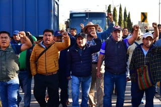 Integrantes de la CNTE se reunieron ayer con autoridades federales y estatales para negociar, entre otras demandas, el otorgamiento de 5 mil 500 plazas docentes, sólo para Oaxaca. (EL UNIVERSAL)