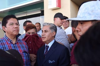 El consejero estatal de Morena en la Ciudad de México, Alejandro Rojas Díaz Durán (centro), solicitó a su partido que el proceso que se sigue en su contra por trasgredir los estatutos sea público. (ARCHIVO)