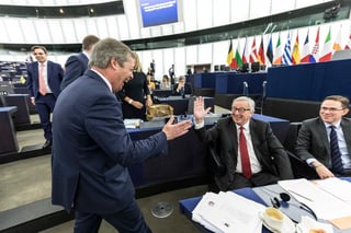 El presidente de la Comisión Europea, Jean-Claude Juncker, saluda al miembro inglés del Parlamento Europeo, Nigel Farage. (AP)