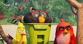 Cinta. Pájaros y cerdos tendrán que dejar sus diferencias para enfrentarse a una amenaza llamada Zeta en Angry Birds 2: La película. (ESPECIAL)