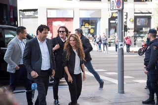 Declaran. Los cantantes colombianos Shakira y Carlos Vives a su llegada a un juzgado en Madrid. (EFE)