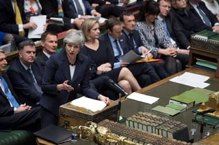 La primera ministra británica, la conservadora Theresa May, ofreció a sus diputados dimitir del cargo al que hasta ahora se ha aferrado a cambio de que apoyen su acuerdo para la salida de la UE. (EFE)