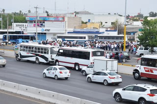 Concesionarios del transporte público y sus familias salieron a las calles para protestar. (EL SIGLO DE TORREÓN)