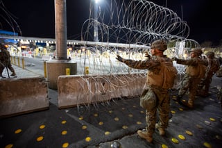 Actualmente, los militares en la frontera con México han provisto con alambre de púas más de 170 kilómetros de barda fronteriza. (NOTIMEX)