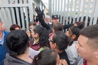 Familiares de internos bloquearon las puertas del penal de Topo Chico para exigir información sobre el traslado de los presos este miércoles, en la ciudad de Monterrey. (EFE)