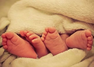 La pareja de padres no sabía del doble embarazo porque no habían podido pagar un ultrasonido. (INTERNET)
