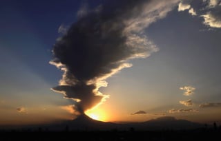 Ante el cambio en la actividad volcánica del Popocatépetl en las últimas semanas, el Centro Nacional de Prevención de Desastres (Cenapred) y la Coordinación Nacional de Protección Civil determinaron cambiar la fase del Semáforo de Alerta Volcánica de Amarillo Fase 2 a Fase 3. (ARCHIVO)