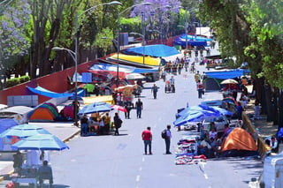 Aproximadamente 15 camiones de la CNTE permanecen sobre la calle Emiliano Zapata, mientras que casas de campaña de los docentes inconformes, así como vendedores ambulantes, mantienen cerrada la Avenida Congreso de la Unión. (EL UNIVERSAL)