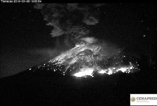De acuerdo con información de Protección Civil de Puebla, el volcán tuvo actividad a las 19:48 horas con una explosión y  lanzamiento de material incandescente, así como emisión de ceniza.  (ESPECIAL)