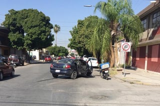 Motociclista se desplazaba por calle Niños Héroes y al llegar a la Hidalgo fue impactado por auto.