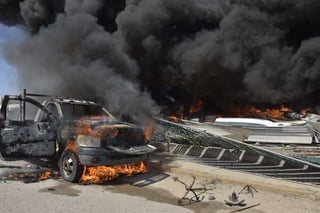 En el puerto de San Felipe quemaron vehículos y pangas decomisadas en instalaciones de la Marina. (FRONTERA)