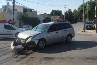 El accidente vial dejó como saldo daños materiales en ambos vehículos y dos personas lesionadas.