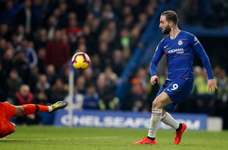 El argentino Gonzalo Higuaín, del Chelsea, dispara al arco durante un encuentro ante Tottenham Hotspur en Londres, el miércoles 27 de febrero de 2019 (AP