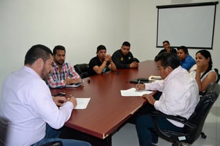 El alcalde Horacio Piña recibe a líderes de Antorcha Campesina para dialogar sobre pliego petitorio. (EL SIGLO DE TORREÓN/EDITH GONZÁLEZ)
