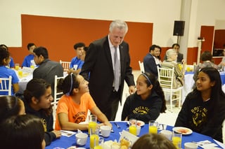 El alcalde Jorge Zermeño dialogó con los deportistas que representarán a Torreón.