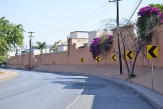 Pintan la barda de esta vía, en el tramo de la colonia Ampliación Los Ángeles. La pared estaba repleta de anuncios publicitarios que daban una mala imagen. (FERNANDO COMPEÁN)
