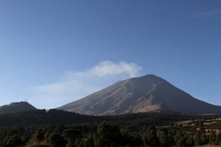 La actividad del volcán Popocatepétl, a 70 kilómetros de Ciudad de México, podría aumentar y provocar mayores explosiones pero la 'población no tiene que preocuparse porque no hay riesgo inminente de erupción', dijo este viernes un especialista. (NOTIMEX)