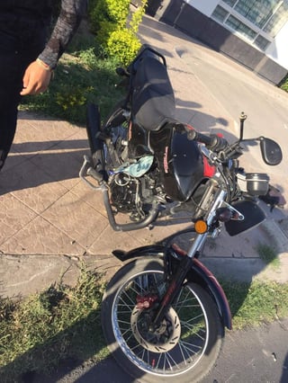 Auto se impactó contra una motocicleta Italika FT-150 de color negro con rojo. (EL SIGLO DE TORREÓN) 