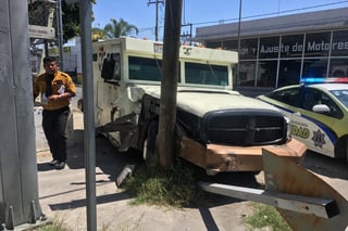 El camión de valores se quedó sin frenos en la zona Centro de Torreón y derribó un poste de madera y un señalamiento. (EL SIGLO DE TORREÓN)