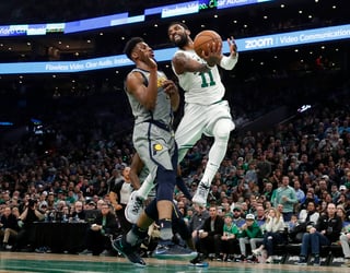 Kyrie Irving (d) anotó 30 puntos en el triunfo de los Celtics.