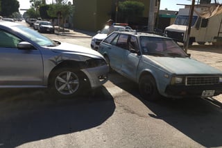 El accidente vial registrado en el centro de Torreón dejó como saldo dos lesionados y daños en tres vehículos. (EL SIGLO DE TORREÓN)