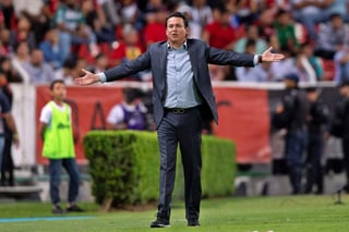 El entrenador Salvador Reyes, de Santos, reacciona durante el juego correspondiente a la jornada 12. (EFE)