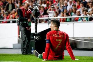 El astro luso se lesionó durante el duelo de las eliminatorias rumbo a la Eurocopa 2020 en que Portugal empató ante Serbia. (Especial)