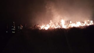 A las 23:00 horas del viernes, la central de Bomberos del municipio recibió el reporte del incendio forestal por lo que de inmediato salieron las unidades para combatir el fuego. (ESPECIAL)