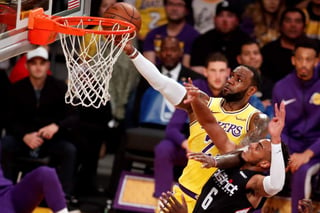 James no participará en los últimos seis partidos de la sexta temporada seguida de los Lakers con un balance negativo de victorias y derrotas, anunció el equipo el sábado. (ARCHIVO)