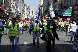 'Chalecos amarillos' y otros manifestantes protestaron en París.