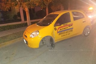 El taxi fue abandonado en calles de la colonia Torreón Jardín luego de que se impactó contra el camellón central.