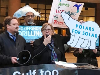Personas protestaron contra el plan de Trump de ampliar las perforaciones para la extracción de hidrocarburos en el Ártico.