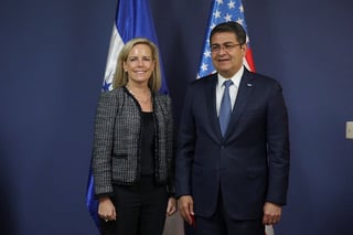 El presidente de Honduras, Juan Orlando Hernández (Der.), también se reunió con la secretaria de Seguridad, Kirstjen M. Nielsen.