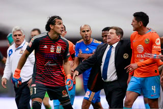 Algunos elementos de Tigres responsabilizan a Edson Álvarez (d) por el conato de bronca suscitado al término del partido entre ambas escuadras. (Jam Media)