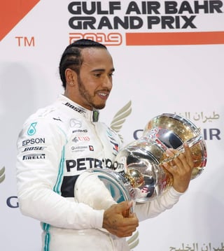El campeón del mundo de la Fórmula 1 se vio beneficiado del fracaso más reciente de Ferrari y se llevó su primer triunfo de la temporada en Bahréin.