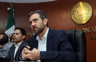  Lorenzo Córdova demandó a gobiernos y a actores políticos no usar recursos públicos o programas sociales para presionar a los 13.6 millones de ciudadanos que el 2 de junio irán a las urnas. (ARCHIVO)