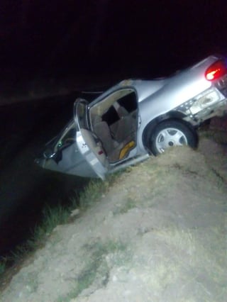 El vehículo Chevrolet Malibú en color gris presentó un percance vial, por lo que sufrió una voladura y cayó en el canal de riego. (ESPECIAL)