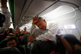 Desde el inicio de su administración, López Obrador ha viajado en avión comercial, puesto que puso a la venta la aeronave presidencial, TP01 José María Morelos y Pavón, que utilizaba el expresidente Enrique Peña Nieto. (ARCHIVO) 
