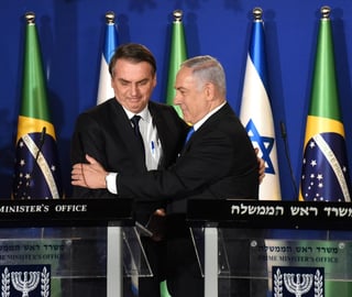 Jair Bolsonaro respaldó con una visita oficial, que empezó ayer, a nueve días de los comicios generales en Israel, a Netanyahu. (AGENCIAS)