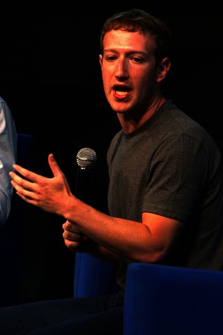 Mark Zuckerberg, fundador de Facebook, actualmente promueve una mayor regulación de Internet. (ARCHIVO)