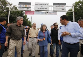 Eliot Engel (camisa amarilla) durante una vista que realizaron varios senadores norteamericanos al puente internacional Simón Bolívar, en la frontera entre Cúcuta (Colombia) y Venezuela. (ARCHIVO)
