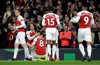 Aaron Ramsey (8), del Arsenal, festeja luego de anotar ante el Newcastle en un duelo de la Liga Premier inglesa, disputado en Londres el lunes 1 de abril de 2019 (AP)