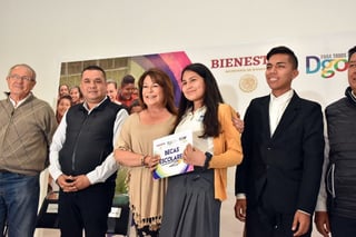 La alcaldesa Leticia Herrera entregó ayer becas escolares del programa 3X1 Migrantes. (EL SIGLO DE TORREÓN)