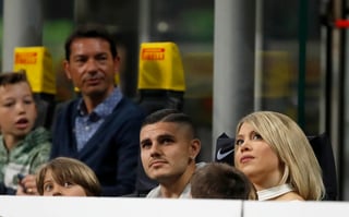 El argentino Mauro Icardi y su esposa Wanda Nardi observan un partido de la Serie A italiana, entre el Inter y la Lazio, el 31 de marzo. (AP)