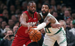 Kyrie Irving (d) metió 25 puntos en el triunfo de los Celtics de Boston 110-105 sobre el Heat de Miami.