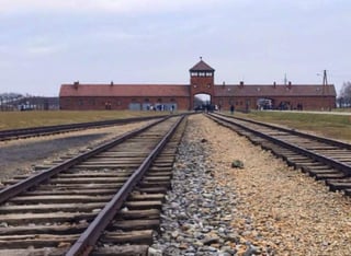 Encargados del museo en Auschwitz han solicitado con anterioridad demostrar más respeto hacia el sitio. (INTERNET)