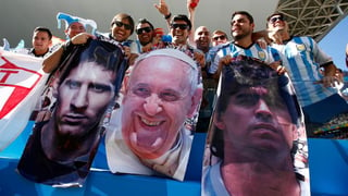 El Papa es un reconocido fanático del balompié, y su club favorito es el San Lorenzo de Almagro, claro, de Argentina. (Especial)