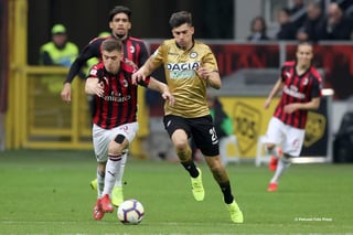 Piatek (i) marcó nuevamente para adelantar al AC Milán, pese a que luego Lasagna emparejó el duelo para Udinese. (Especial)