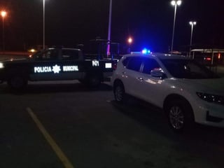 Fue tras una hora de rastreo que agentes de Lerdo localizaron la camioneta en el estacionamiento de un centro comercial ubicado sobre el Periférico. (ESPECIAL)
